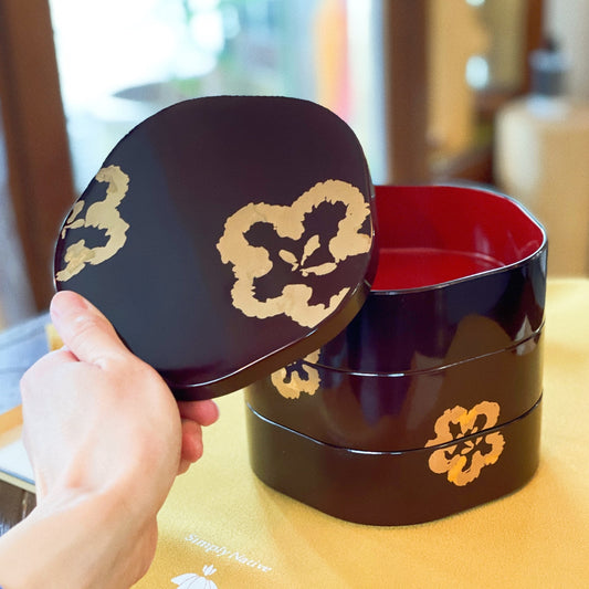 Plum-shaped three-tiered lacquer box (Regular) | Japanese Lacquerware | Isuke sho-ten '井助商店'